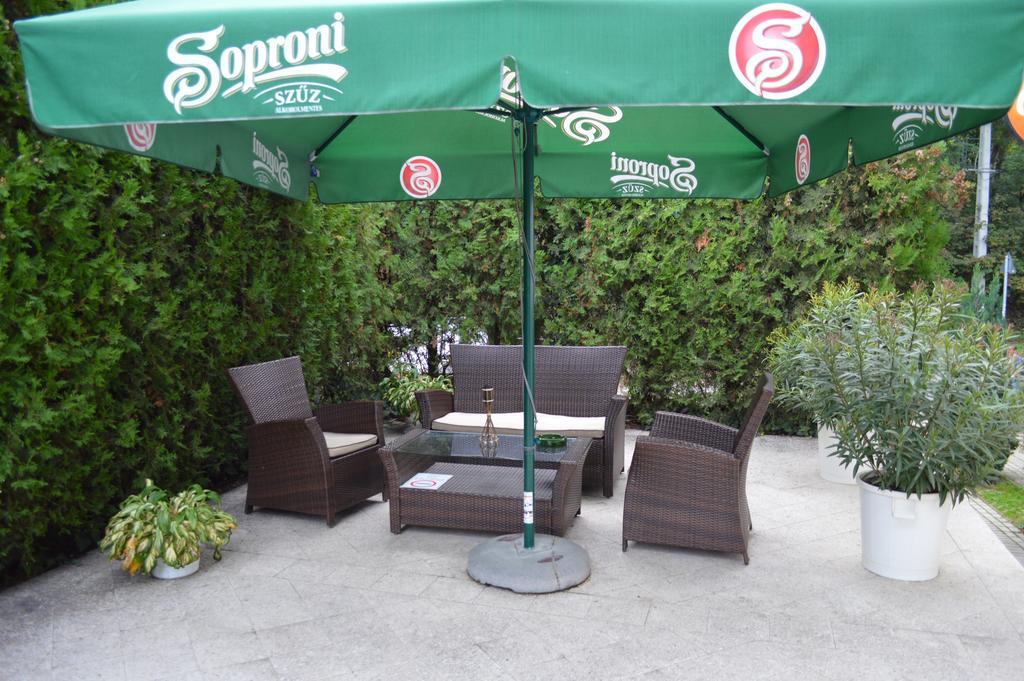 Muskátli Panzió Acomodação com café da manhã Győr Exterior foto