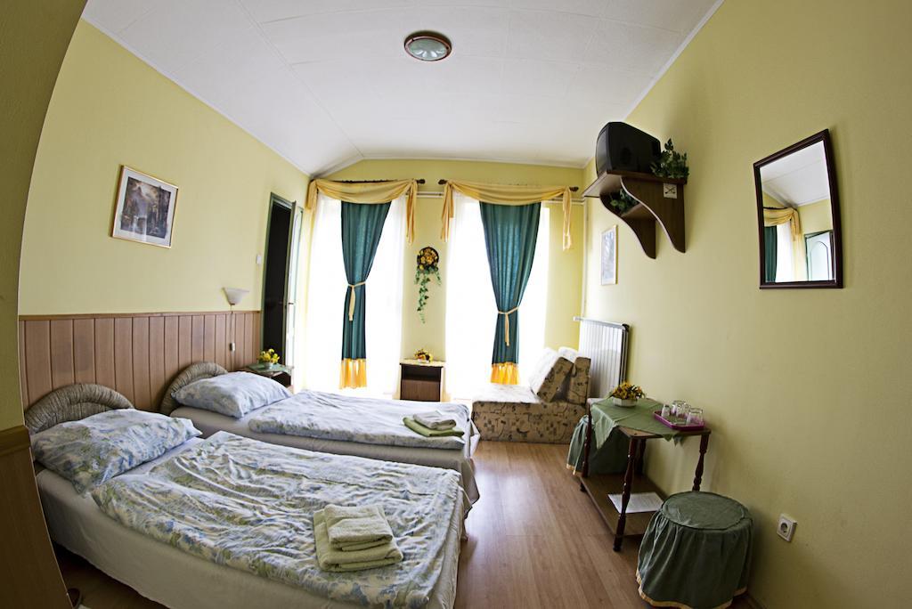 Muskátli Panzió Acomodação com café da manhã Győr Quarto foto