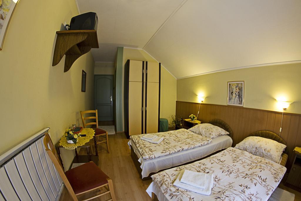 Muskátli Panzió Acomodação com café da manhã Győr Quarto foto