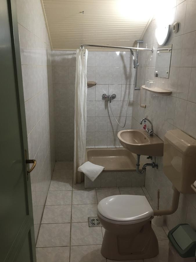 Muskátli Panzió Acomodação com café da manhã Győr Exterior foto