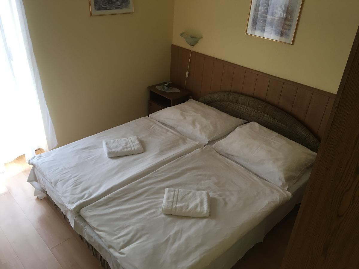 Muskátli Panzió Acomodação com café da manhã Győr Exterior foto