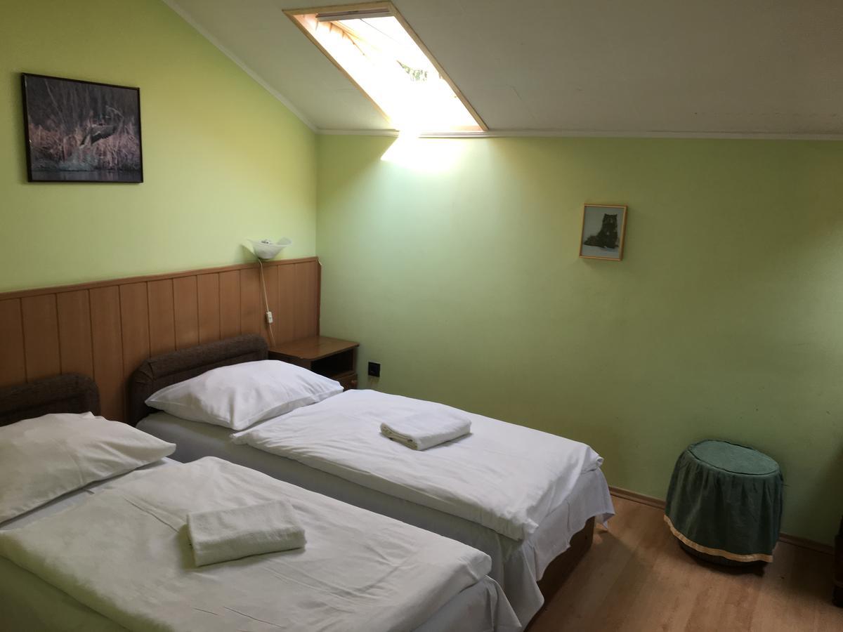 Muskátli Panzió Acomodação com café da manhã Győr Exterior foto