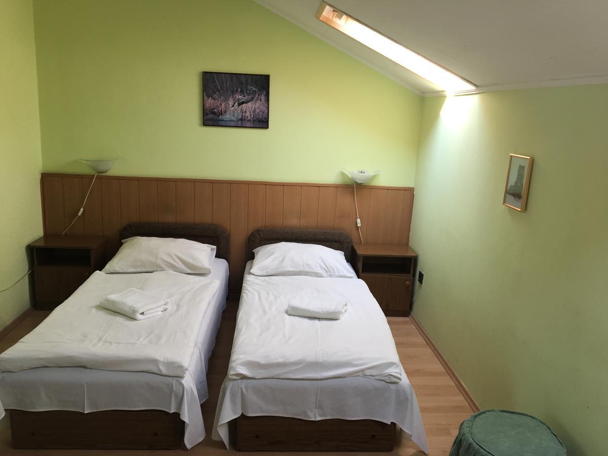 Muskátli Panzió Acomodação com café da manhã Győr Exterior foto